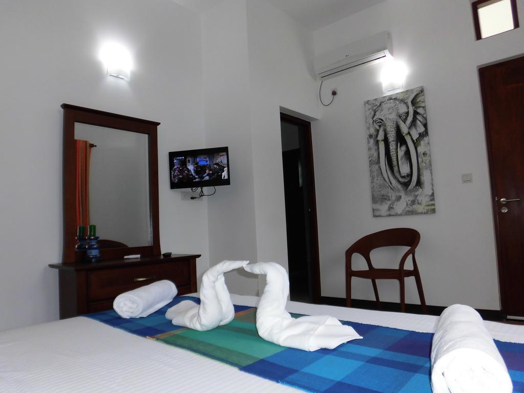 Pick & Go White House Bed and Breakfast Negombo Exteriör bild