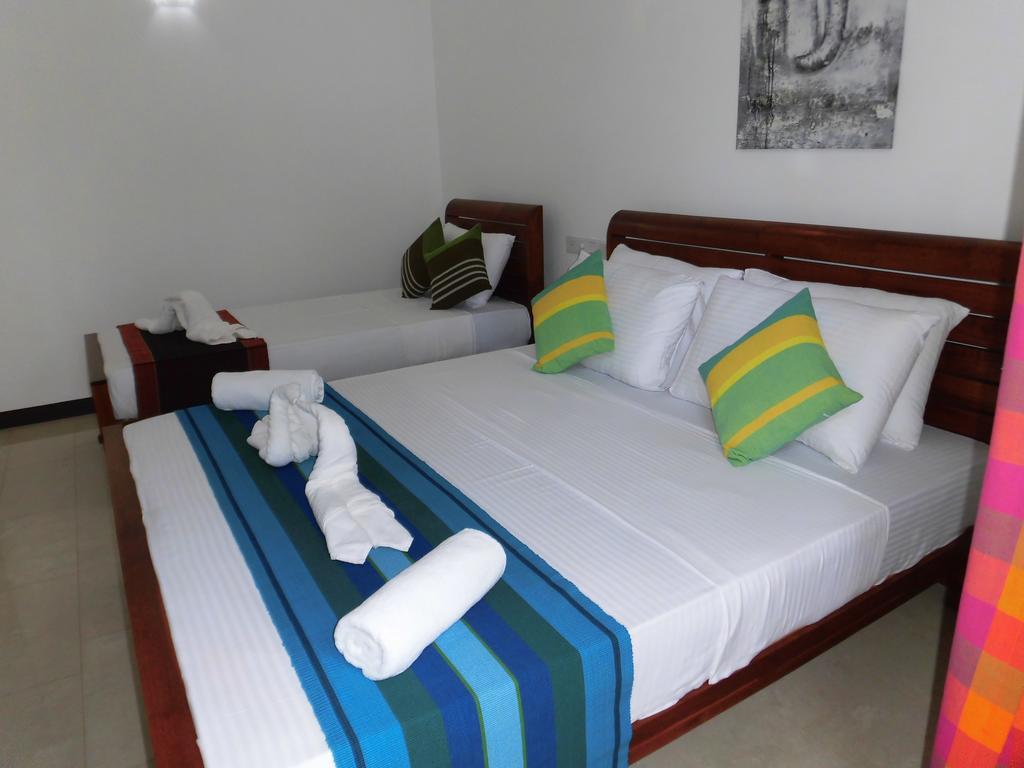 Pick & Go White House Bed and Breakfast Negombo Exteriör bild