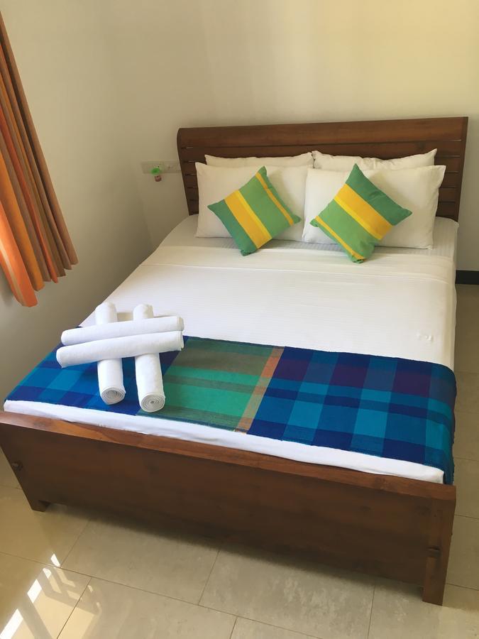 Pick & Go White House Bed and Breakfast Negombo Exteriör bild