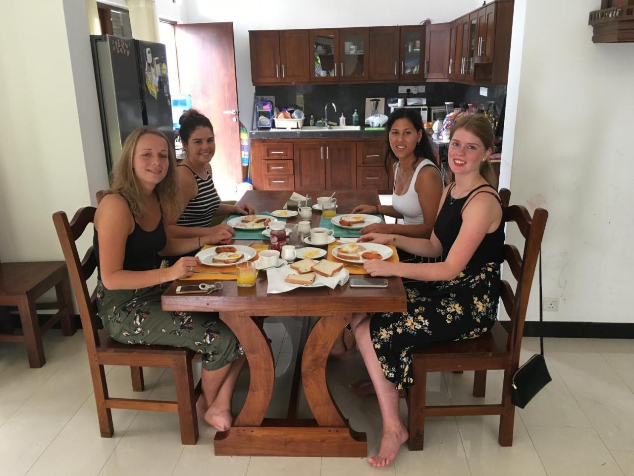 Pick & Go White House Bed and Breakfast Negombo Exteriör bild