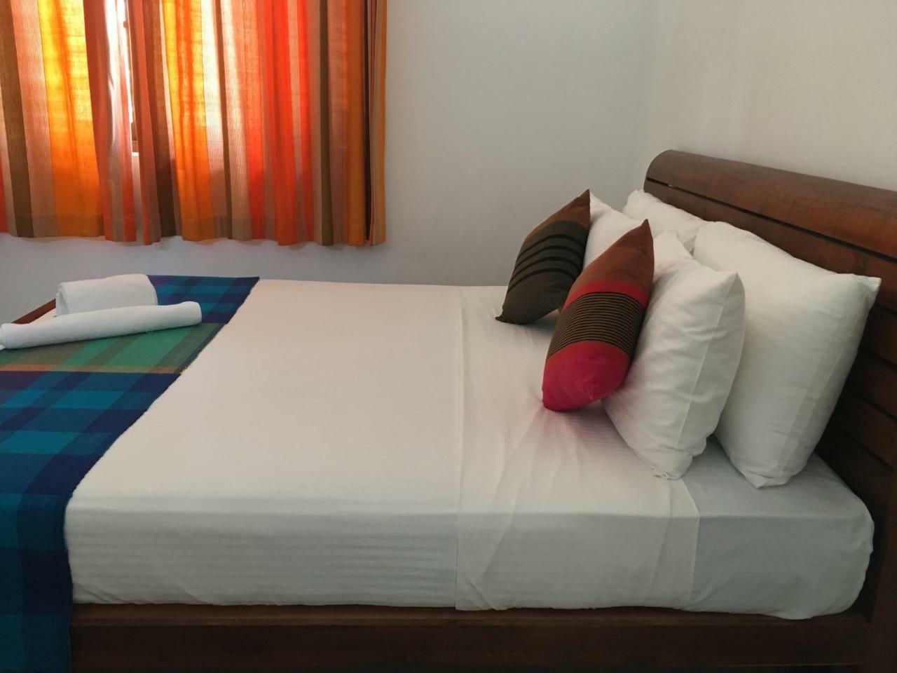 Pick & Go White House Bed and Breakfast Negombo Exteriör bild