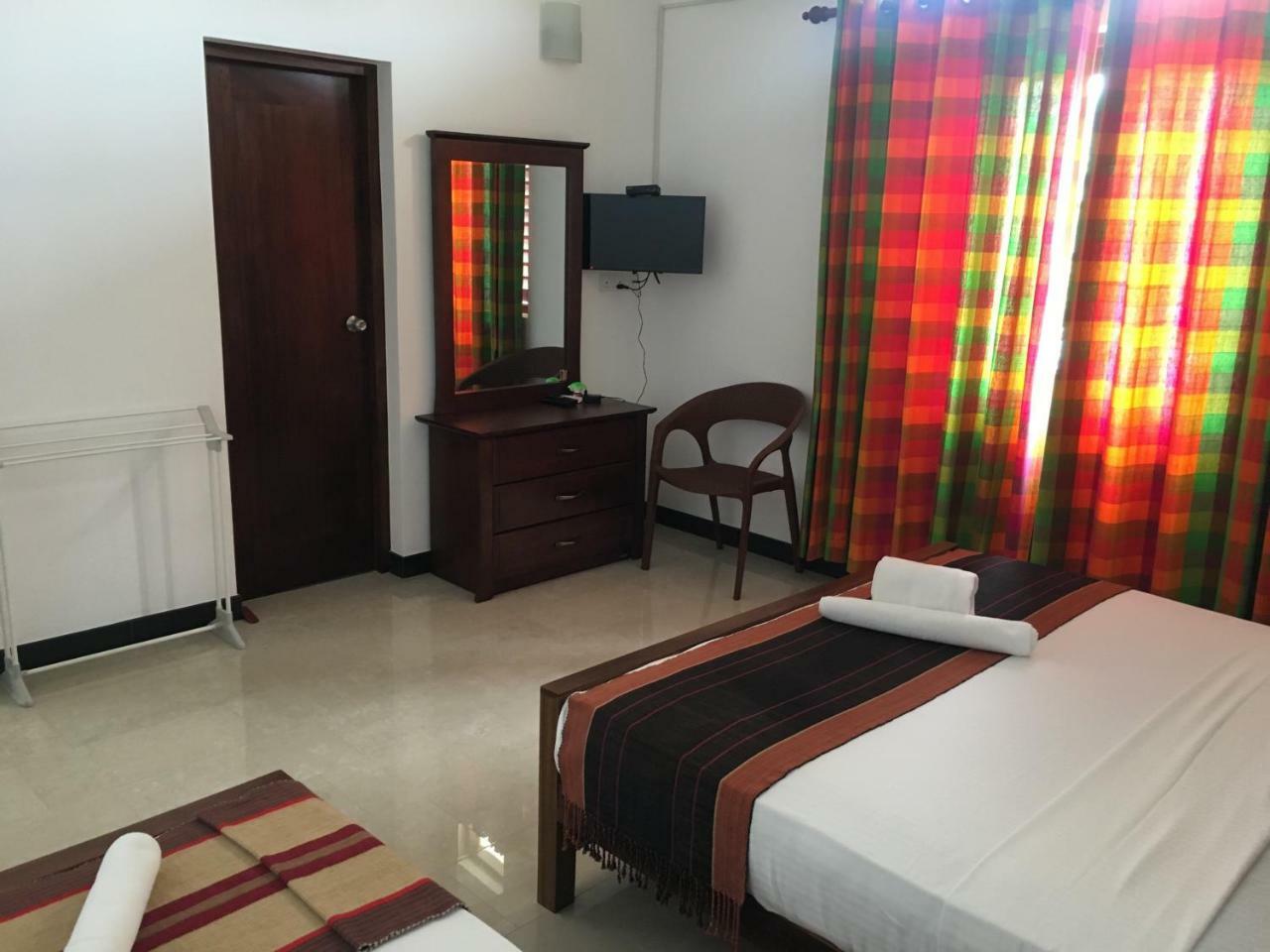 Pick & Go White House Bed and Breakfast Negombo Exteriör bild